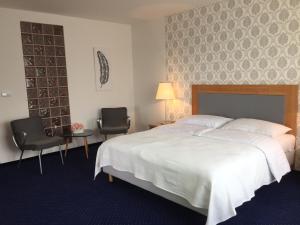 Letto o letti in una camera di Hotel Dvůr