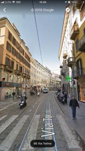 una calle de la ciudad con edificios y una persona caminando por la calle en Eva & Diabolik's Secret Room, en Milán
