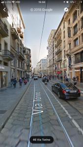 - une vue sur une rue de la ville avec des voitures et des bâtiments dans l'établissement Eva & Diabolik's Secret Room, à Milan