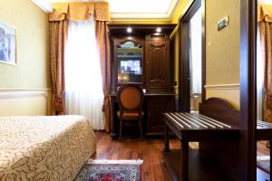 A bed or beds in a room at Hotel Al Codega