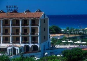 een hotel met uitzicht op de oceaan en een gebouw bij Hotel Talao in Scalea