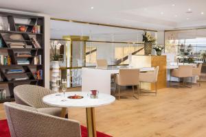 Uma área de estar em Hotel Don Pepe Gran Meliá