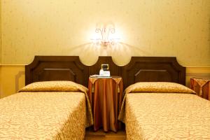 A bed or beds in a room at Hotel Al Codega