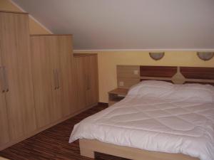 Ένα ή περισσότερα κρεβάτια σε δωμάτιο στο Guest House Goranovi