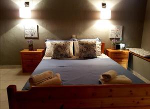 Un pat sau paturi într-o cameră la Stergiou Rooms