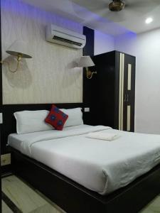 a bedroom with a large bed with a black headboard at Hotel Laxman Resort by The Golden Taj Group &Hotels in Agra
