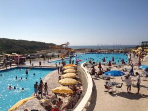 a group of people in a pool at a water park at Sintra Sol - Apartamentos Turisticos in Sintra