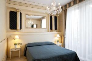Llit o llits en una habitació de Nouvel Hotel Des Bains