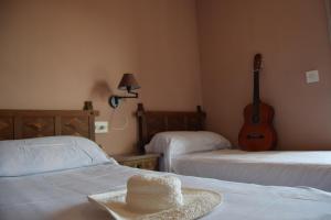 カンブリルスにあるShg La Sinia Mar Cambrilsのベッド2台、ベッドの上に帽子が備わるホテルルームです。