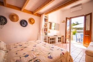 een slaapkamer met een bed en een woonkamer bij Villa Galanis in Symi