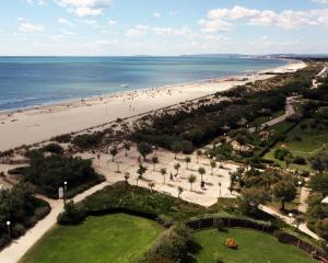 una vista aérea de la playa y del océano en Vittoria Immobilier 9 - Vue dégagée - Terrasse - chèques vacances acceptés, en La Grande-Motte