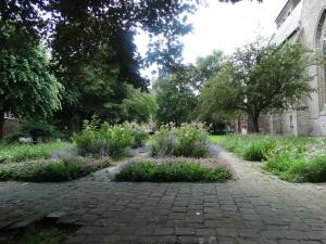 イーペルにあるAan de vestingrandの花の庭園