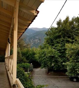 un porche de una casa con vistas a la montaña en Stergiou Rooms, en Therma