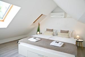 Postel nebo postele na pokoji v ubytování Apartments Hiša Pod Gradom
