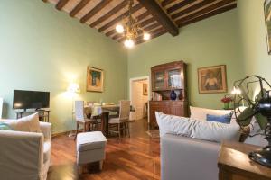 a living room with a couch and a dining room at Il Balcone dell'Angiol d 'Or in Parma