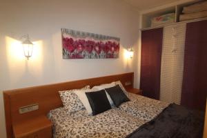 1 dormitorio con 1 cama con 2 almohadas en FeWo Nicky by Isa Bad Kleinkirchheim en Bad Kleinkirchheim