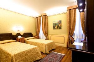 A bed or beds in a room at Hotel Al Codega