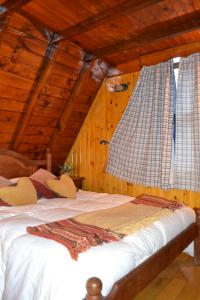Cama ou camas em um quarto em Cabañas Bosque Del Faldeo