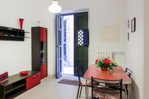 eine Küche und ein Esszimmer mit einem roten Tisch und Stühlen in der Unterkunft Taormina Sunny Experience in Taormina
