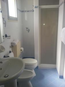 uma casa de banho com um WC, um lavatório e um chuveiro em Villa Athena em Giardini Naxos