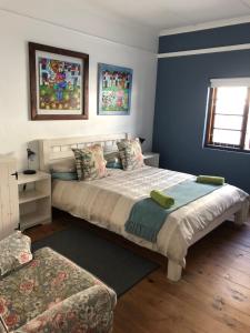 - une chambre avec un grand lit et une fenêtre dans l'établissement Hermanus Backpackers & Budget Accommodation, à Hermanus