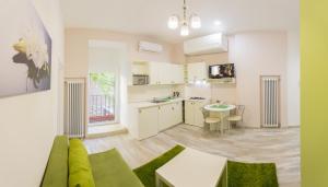 Kuchyň nebo kuchyňský kout v ubytování Basseynaya Apart Hotel