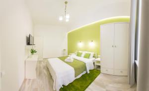 Postel nebo postele na pokoji v ubytování Basseynaya Apart Hotel