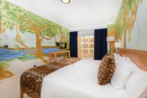 1 dormitorio con 1 cama con un mural en la pared en Ukino Palmeiras Village - 24h All Inclusive, en Armação de Pêra 37 fotos más