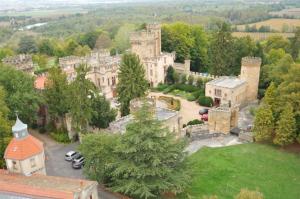 Foto dalla galleria di Chateau-camping la Grange Fort, 63500 Les Pradeaux a Les Pradeaux
