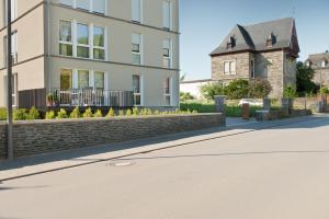 a building with a retaining wall and a house at Ferienwohnung Freiraum in Bernkastel-Kues