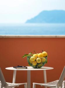 a bowl of fruit on a table with two chairs at Ai Pesci Room Rental in Riomaggiore