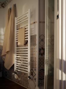 La salle de bains est pourvue d'une douche et d'un séchoir blanc. dans l'établissement Ai Pesci Room Rental, à Riomaggiore
