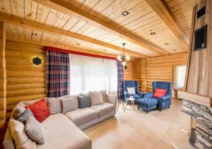 ein Wohnzimmer mit einem Sofa und 2 Stühlen in der Unterkunft Шалe у Пилипці Chalet Pylypets in Pilipets
