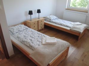 two twin beds in a room with a window at Eol in Karpacz