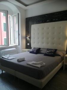 1 dormitorio con 1 cama grande y toallas. en Zia Rita, en Riomaggiore