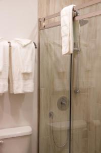 Koupelna v ubytování Rawdon Golf Resort + 70 fotografií