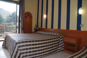 Tempat tidur dalam kamar di Hotel Ristorante Umbria