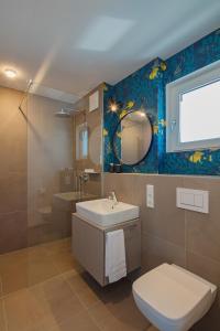 Koupelna v ubytování DD Suites Serviced Apartments + 37 fotografií