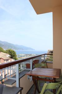 a balcony with a table and chairs and the ocean at Seaview Apartment Monterosso, Cinque Terre in Monterosso al Mare