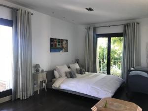 sypialnia z łóżkiem i dużym oknem w obiekcie Villa Los Halcones Sotogrande Golf w mieście San Roque +37 zdjęć