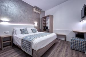 a hotel room with a bed and a tv at Hotel Jet in Lido di Jesolo