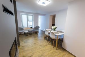 Televiisor ja/või meelelahutuskeskus majutusasutuses Apartament Pola