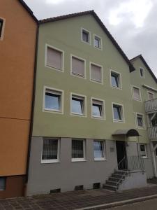ニュルンベルクにあるApartment Reginaの白緑の建物