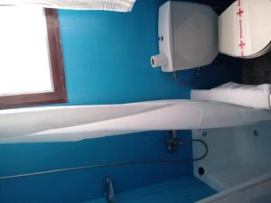 uma casa de banho com 2 lavatórios brancos e uma parede azul em Hostal Can Marinés em Sant Carles de la Ràpita