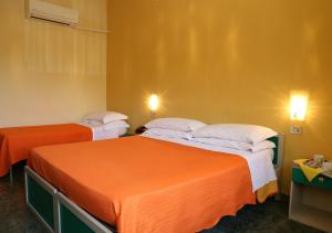 Łóżko lub łóżka w pokoju w obiekcie Hotel Sole
