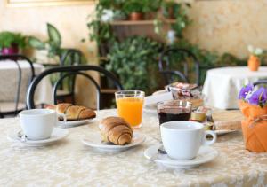 stół z filiżankami kawy i rogalikami w obiekcie Hotel Sole w mieście Nocera Inferiore