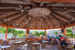 En restaurang eller annat matställe på Island Seas Resort