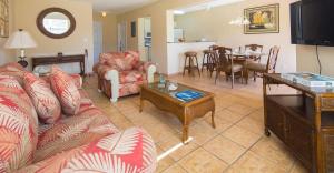 - un salon avec un canapé et une table dans l'établissement Island Seas Resort, à Freeport