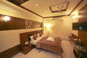 Ein Bett oder Betten in einem Zimmer der Unterkunft Hotel Grand Pragati