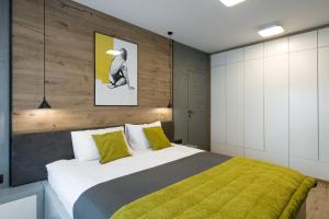 una camera da letto con un grande letto con una coperta gialla di Exclusive Apartment Solna 1 a Cracovia